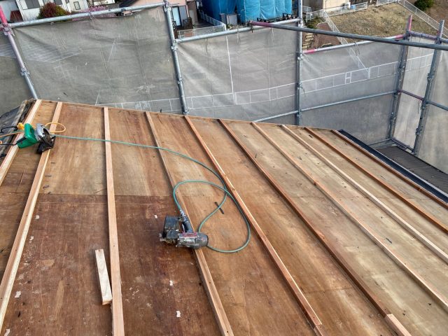 明石市で葺き替えにともなう嵩上げ工程